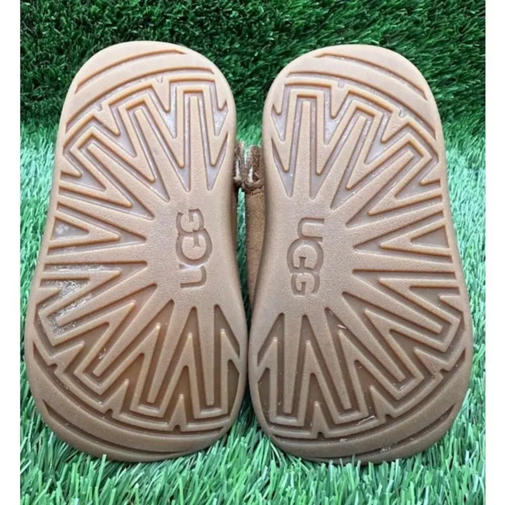 UGG Kids Keelan Boot Suede Brown Sheepskin 1096089I – Size 04 / 05 US